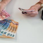 Mzdy rastu rychlejsie ako inflacia no firmy brzdia nabor novych ludi