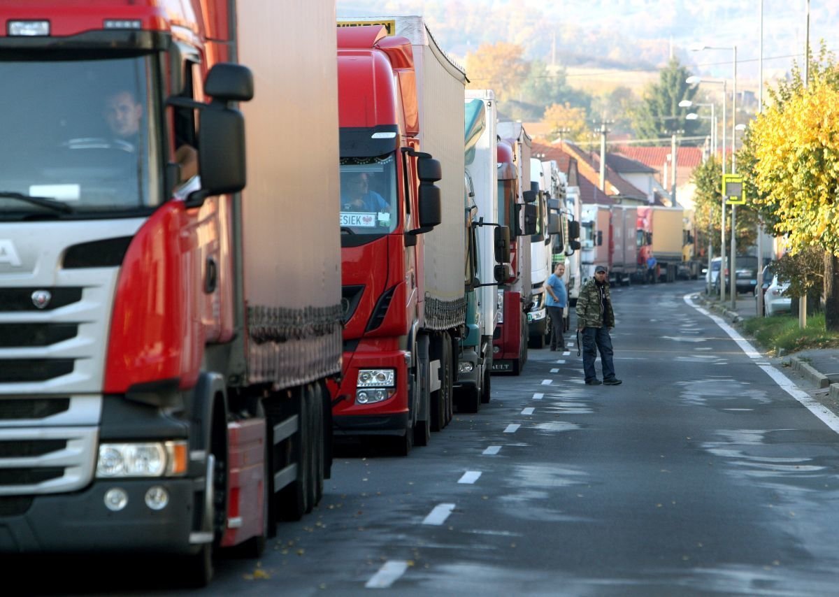 Policia povolila obmedzeny dojazd kamionov v sobotu