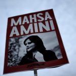 Postupny vzdor Iranky coraz viac vychadzaju bez satky