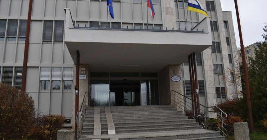 Pracovali v hluku a prachu Uradnikov treba odmenit mysli si poslanec