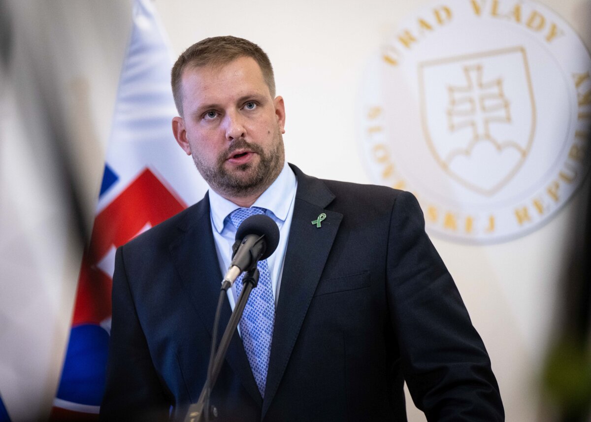 SNS vyzvala Saska aby nenavrhoval zakaz jednorazovych e cigariet