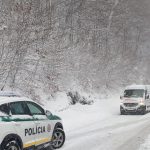 Skrizene kamiony zablokovali cestu na Fackov a policia varuje pred hustym snezenim