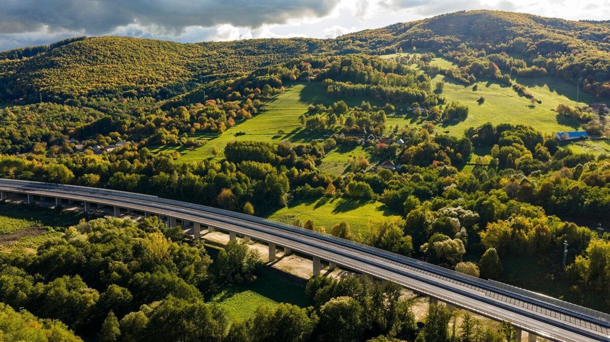 Vystavba R2 Krivan Mytna nekonci polozenim asfaltu