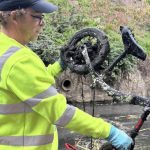 Z vody miznu tony kovov Magneticki lovci nasli zbrane trezor a kovove zvysky zeleznice