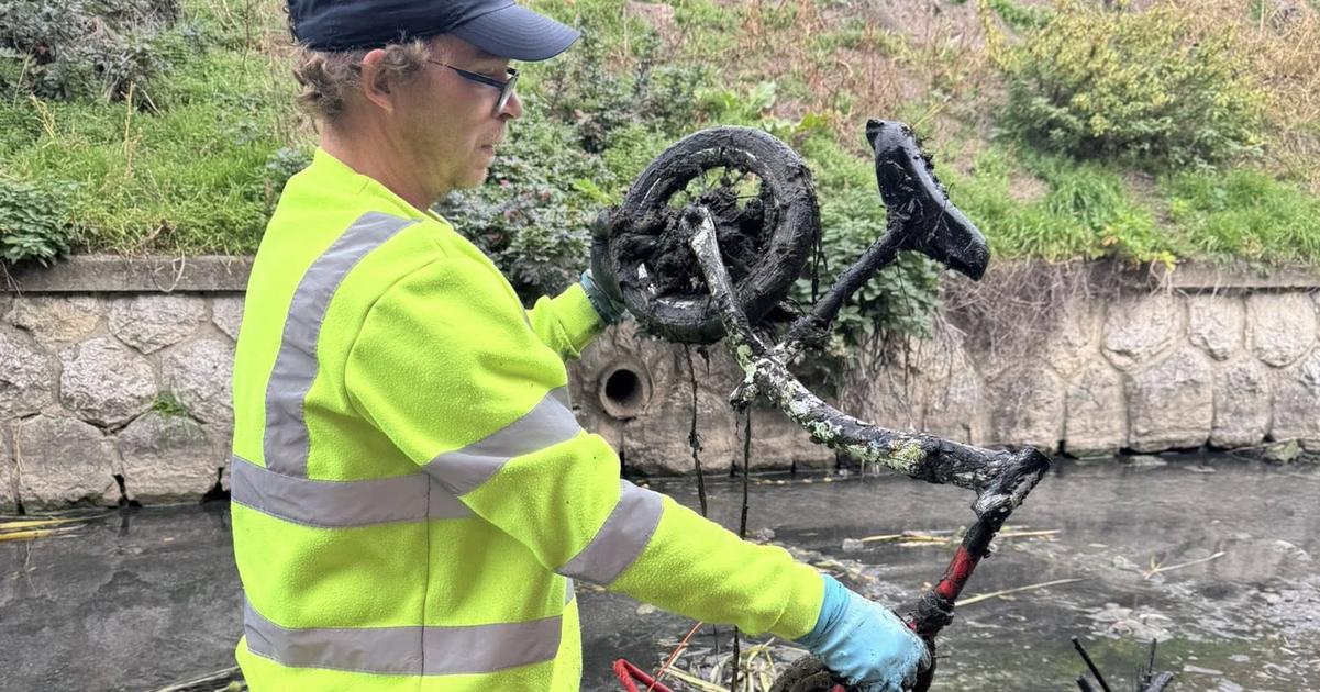 Z vody miznu tony kovov Magneticki lovci nasli zbrane trezor a kovove zvysky zeleznice