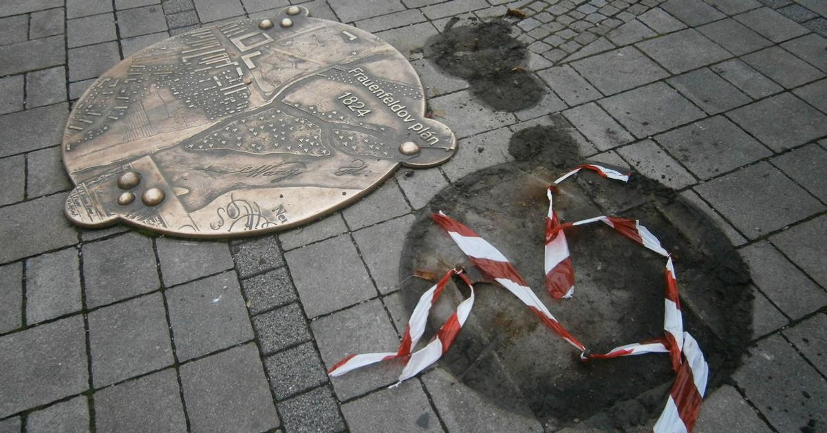 Zlodej ukradol bronzove reliefy za 50 tisic eur