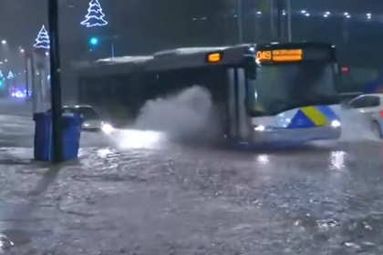 Burka v Atenach zatvorila skoly a zaplavila cesty