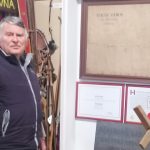 Ludom ukazuje svoju staru mamu a obraz pribuzneho od slavneho maliara