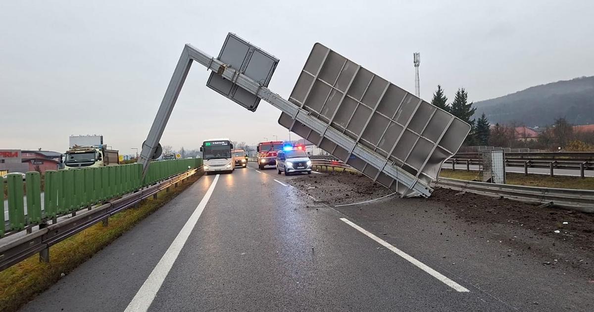Na R1 sa po naraze kamiona zrutila tazka konstrukcia