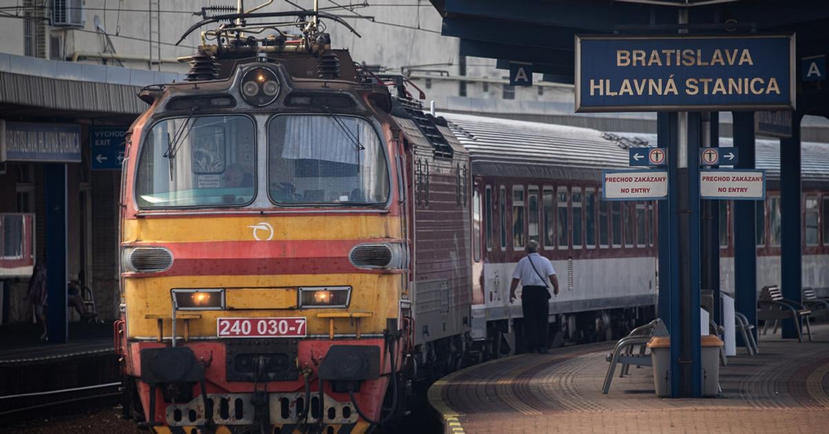 Na hlavnej stanici v Bratislave sa vykolajil vlak
