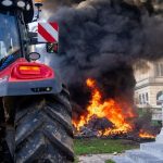 Ohen a hnoj na bruselskych uliciach Nahnevani farmari bojuju proti dohode s Juznou Amerikou