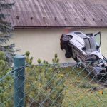 Opity vodic pri Ziline prerazil mur auto zakliesnene v dome