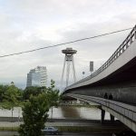 Osoba skocila z bratislavskeho Mosta SNP do Dunaja hasici ju zachranili