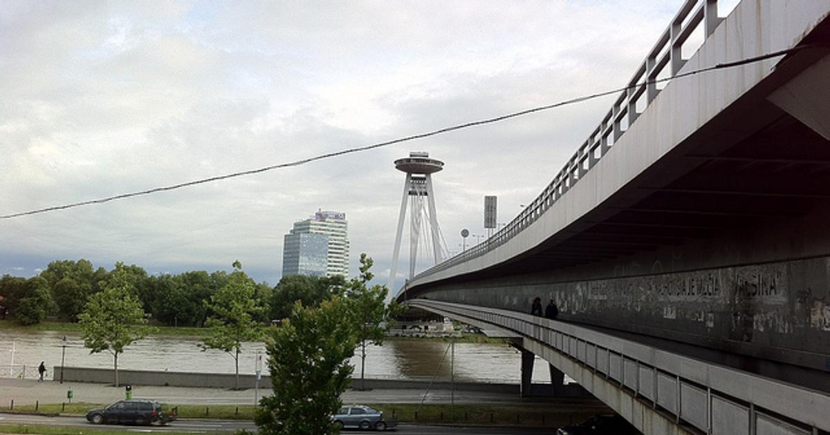 Osoba skocila z bratislavskeho Mosta SNP do Dunaja hasici ju zachranili