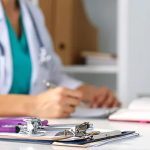 Pacientka sa zadusila hlienmi lekarku uznali vinnou