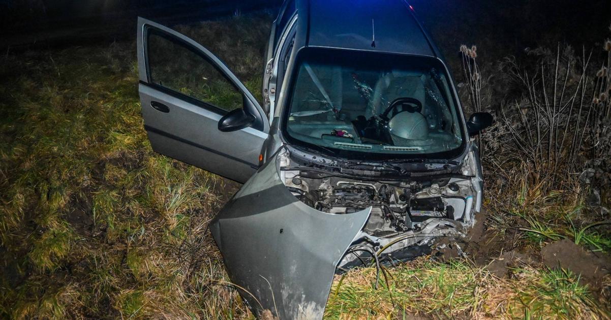 Po nehode pri Trebisove auto skoncilo v priekope traja zraneni