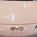 Predaj elektrickych aut v Cine klesa