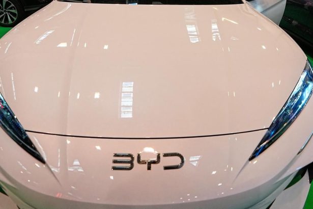 Predaj elektrickych aut v Cine klesa