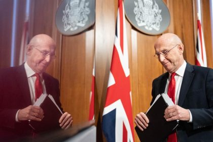 V BRITANIA Namornictvo sledovalo rusku ponorku tri dni