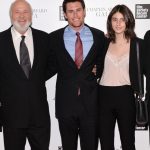 Zadrzali syna zosnuleho rezisera Reinera Trump smrt pripisuje politike