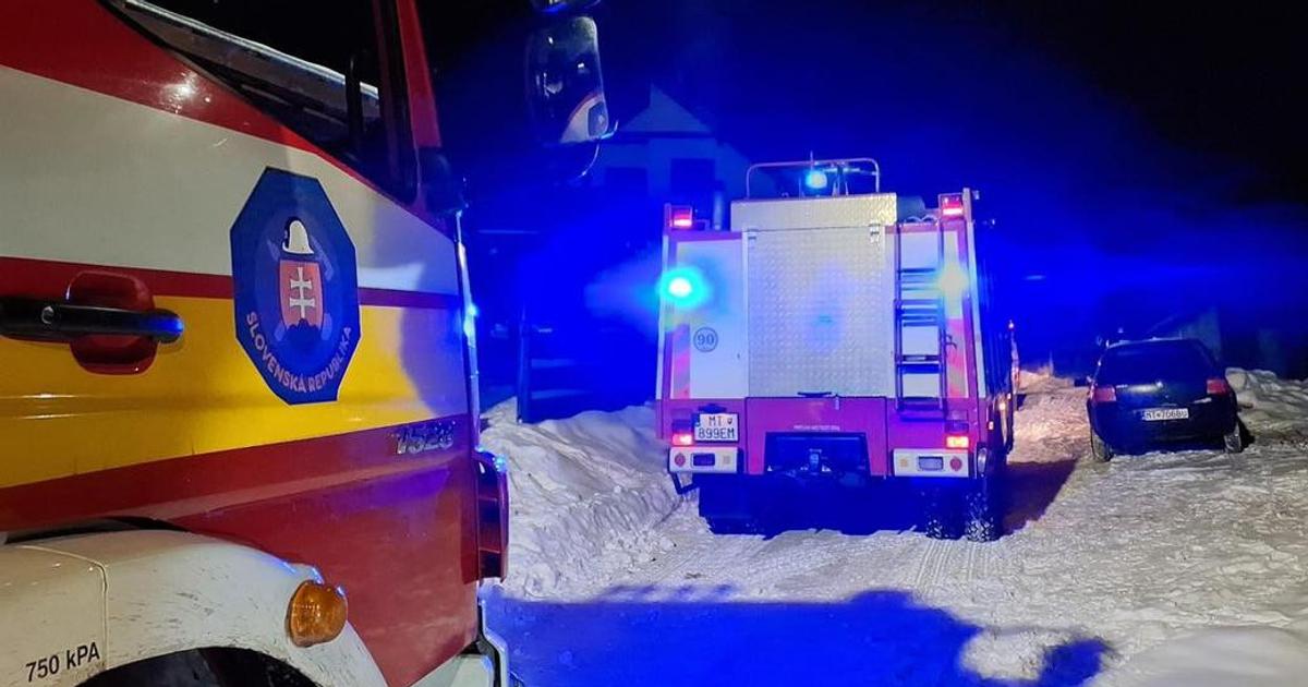 Dielnu za domom pohltili plamene v Opatovej zasahuje 14 hasicov