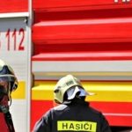 Hasici hasia poziar zahradnej chatky v Detve