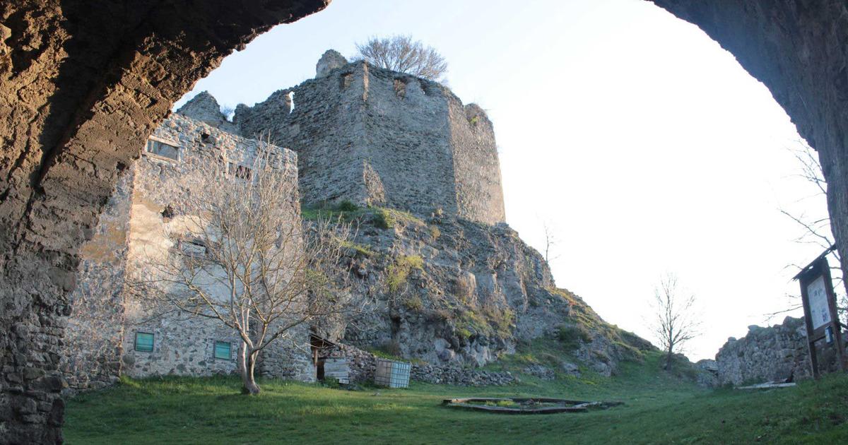 Jedli morske ustrice a v dvore hrali kocky Neprebadana ruina skryva prekvapive pribehy