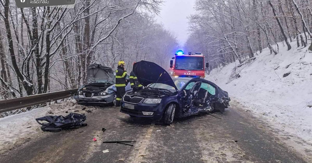 Medzi Rakosom a Slancom doslo k zrazke troch aut traja ludia sa zranili