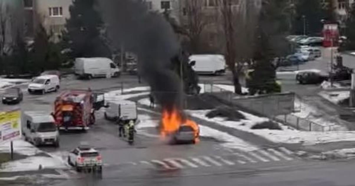 Na kosickom sidlisku horelo osobne vozidlo na mieste zasahovali hasici