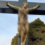 Niekto potrel hlavne krize na cintorinoch fekaliami