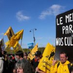 Protestujuci farmari s traktormi zablokuju Pariz