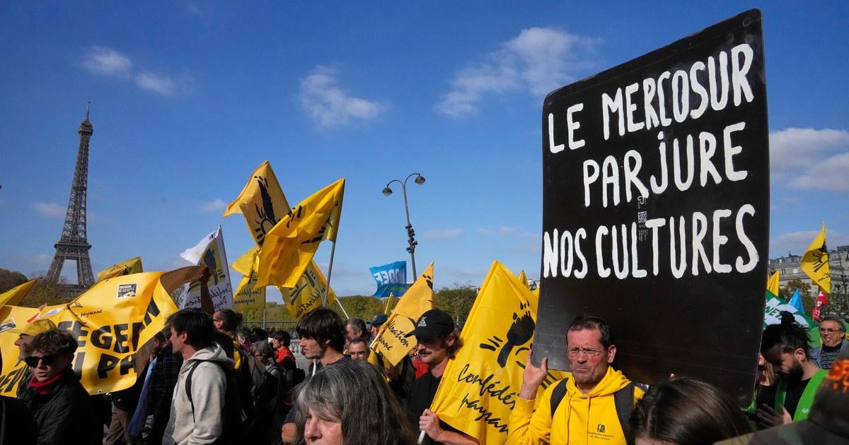 Protestujuci farmari s traktormi zablokuju Pariz