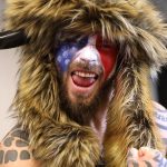 QAnon saman zaluje americkeho prezidenta Trumpa