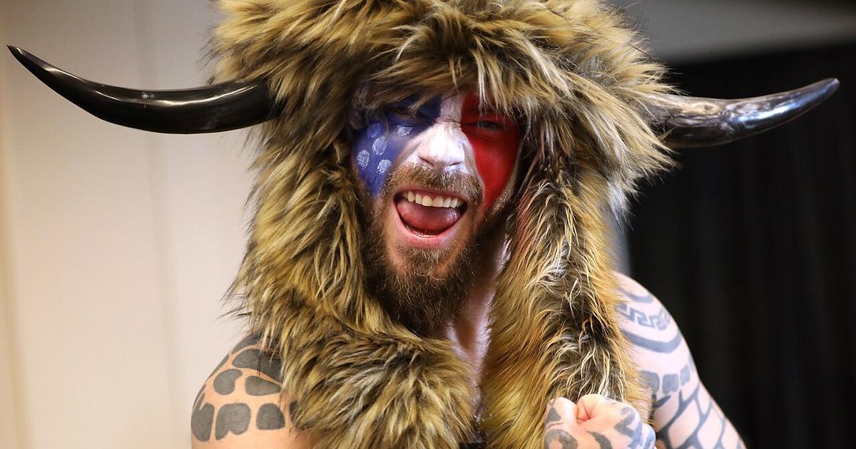 QAnon saman zaluje americkeho prezidenta Trumpa