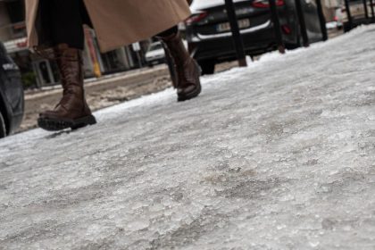 SHMU Na celom uzemi SR sa v sobotu nadalej vyskytuje poladovica