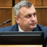 SNS stiahla z rokovania schodzie navrh na tresty za extremizmus