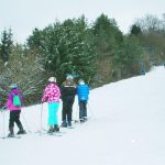 Unikat na Povazi Ludia lyzuju zadarmo pod oknami bytovky