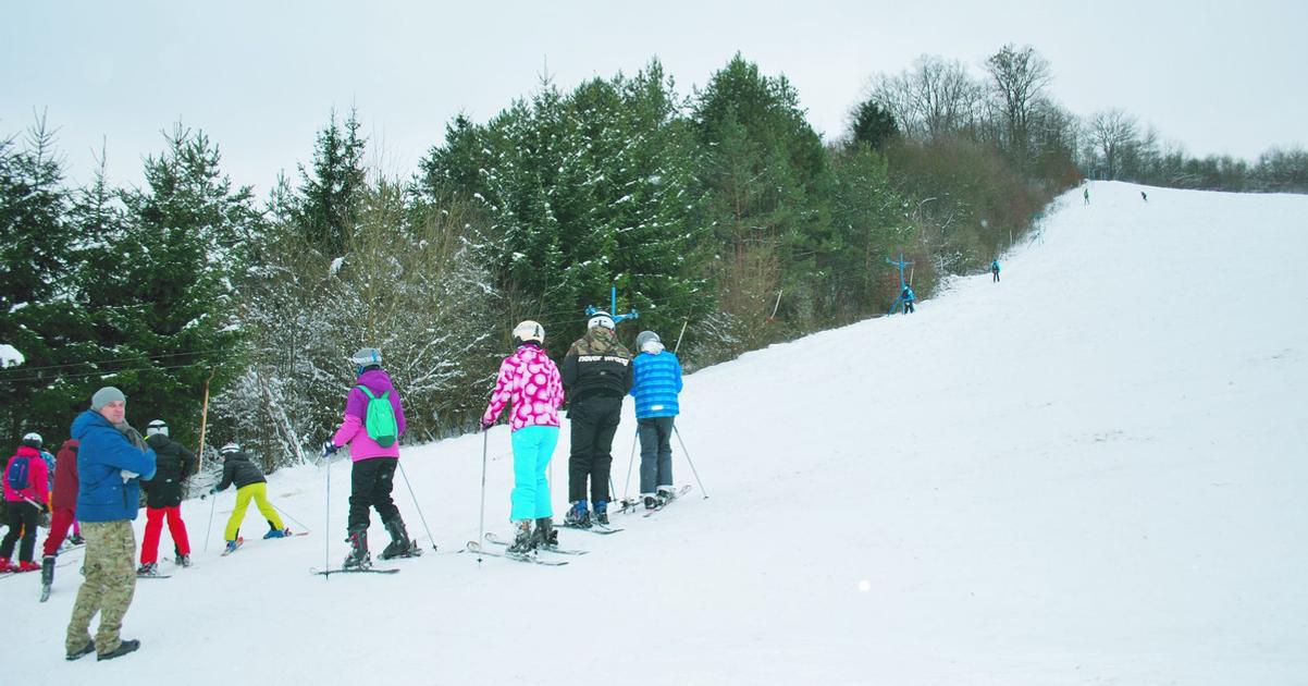 Unikat na Povazi Ludia lyzuju zadarmo pod oknami bytovky