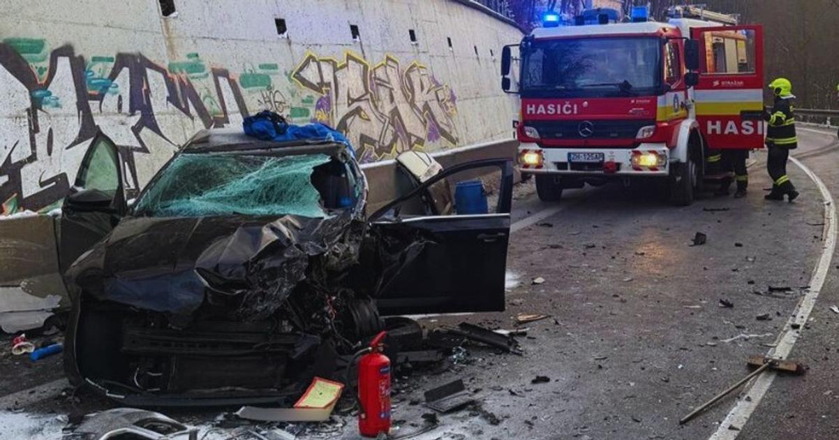 Vazna dopravna nehoda uzavrela cestu na hranici krajov