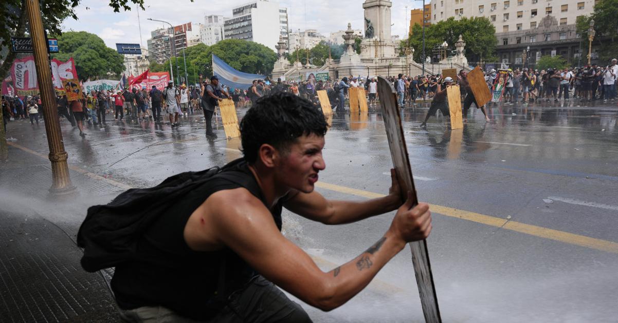 Argentnska policia nasadila vodne dela pri protestoch proti pracovnym reformam