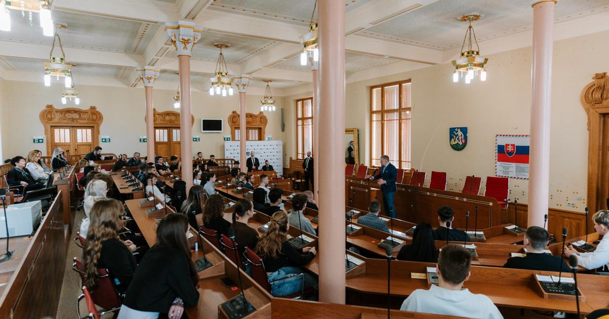 Ficu v Nitre ostrihali Predtym v zupnej sale diskutoval so studentmi bol spokojny