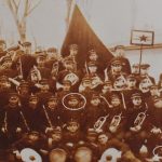 Jeden sedel v lavici s buducim vodcom Tretej rise druhy dezertoval z frontu zmenili hudobny zivot mesta