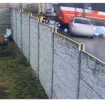 Kamera zaznamenala zrazku auta s vlakom jeho posadka z miesta usla