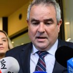 Muz obvineny z utoku na plazi Bondi v Sydney sa prvykrat predstavil pred sodom