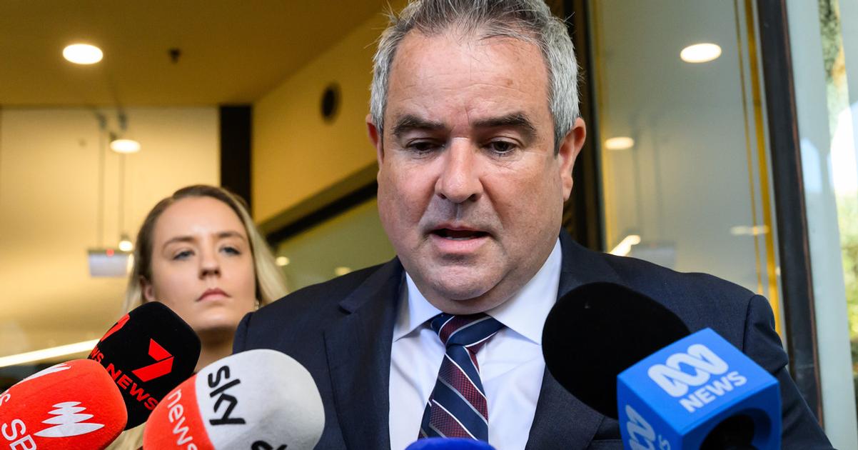 Muz obvineny z utoku na plazi Bondi v Sydney sa prvykrat predstavil pred sodom