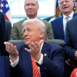 Najkrajsie slovo v slovniku Trumpove cla platia Americania tvrdi centralna banka Fed