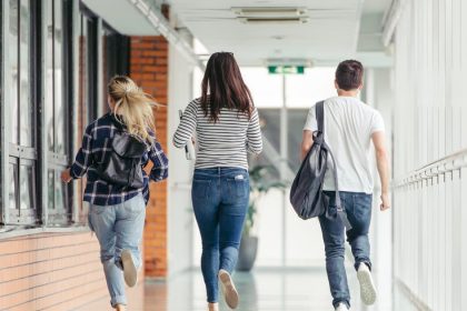 Podavanie ePrihlasok sa prekryje s jarnymi prazdninami poradcovia v skolach nemusia byt k dispozicii