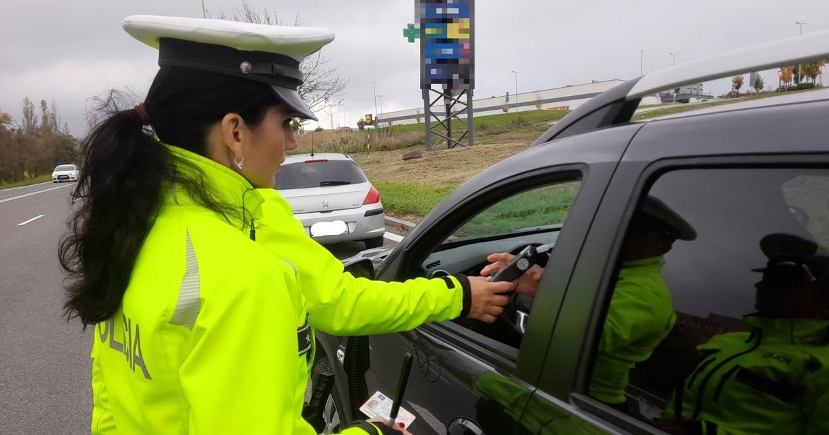 Policajti zablokovali cesty v Kosickom kraji Fukali tisice vodicov opity bol aj cyklista