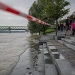 Policajti zachranili mladu zenu ktora skocila do Dunaja
