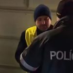 Policia zadrzala Orosza kvoli napisu Nespochybnuje Benesove dekrety tvrdi demonstrujuci